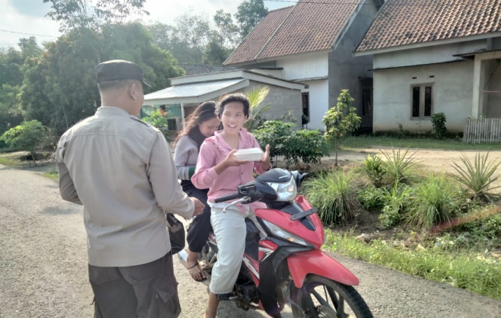 Jumat Berkah, Polsek Rambang Bagikan Nasi Kotak
