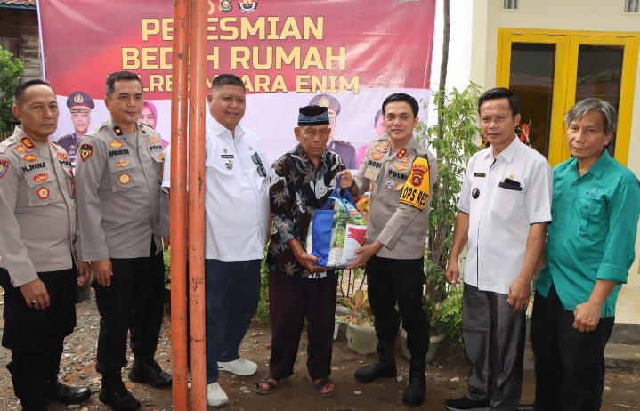 Polres Muara Enim Renovasi Rumah Tak Layak Huni Warga Tanjung Jati