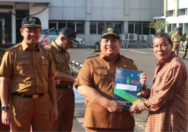 Sekda Serahkan SK Pensiun Pegawai Sekaligus Lepas Kontingen 02SN Muara Enim ke tingkat Provinsi