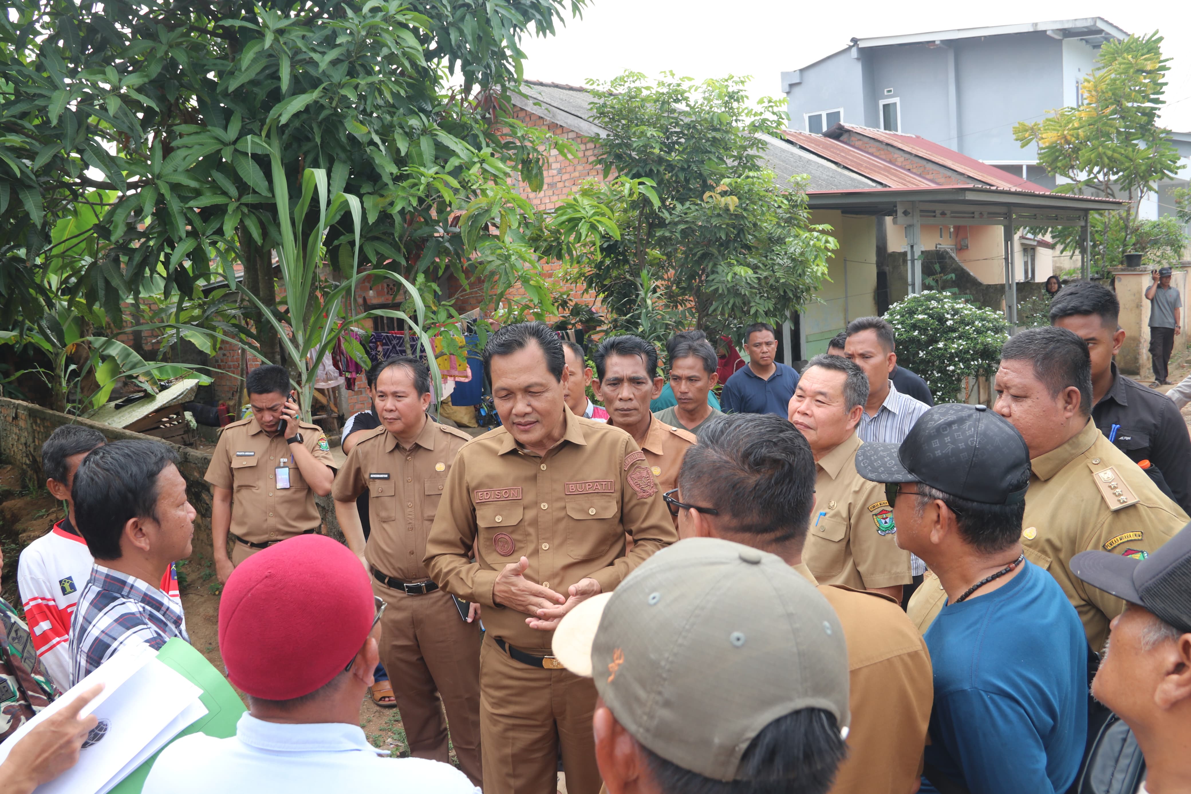 Bupati Edison Kerahkan Tim Teknis Atasi Banjir di Perumahan Griya Muara Enim Permai