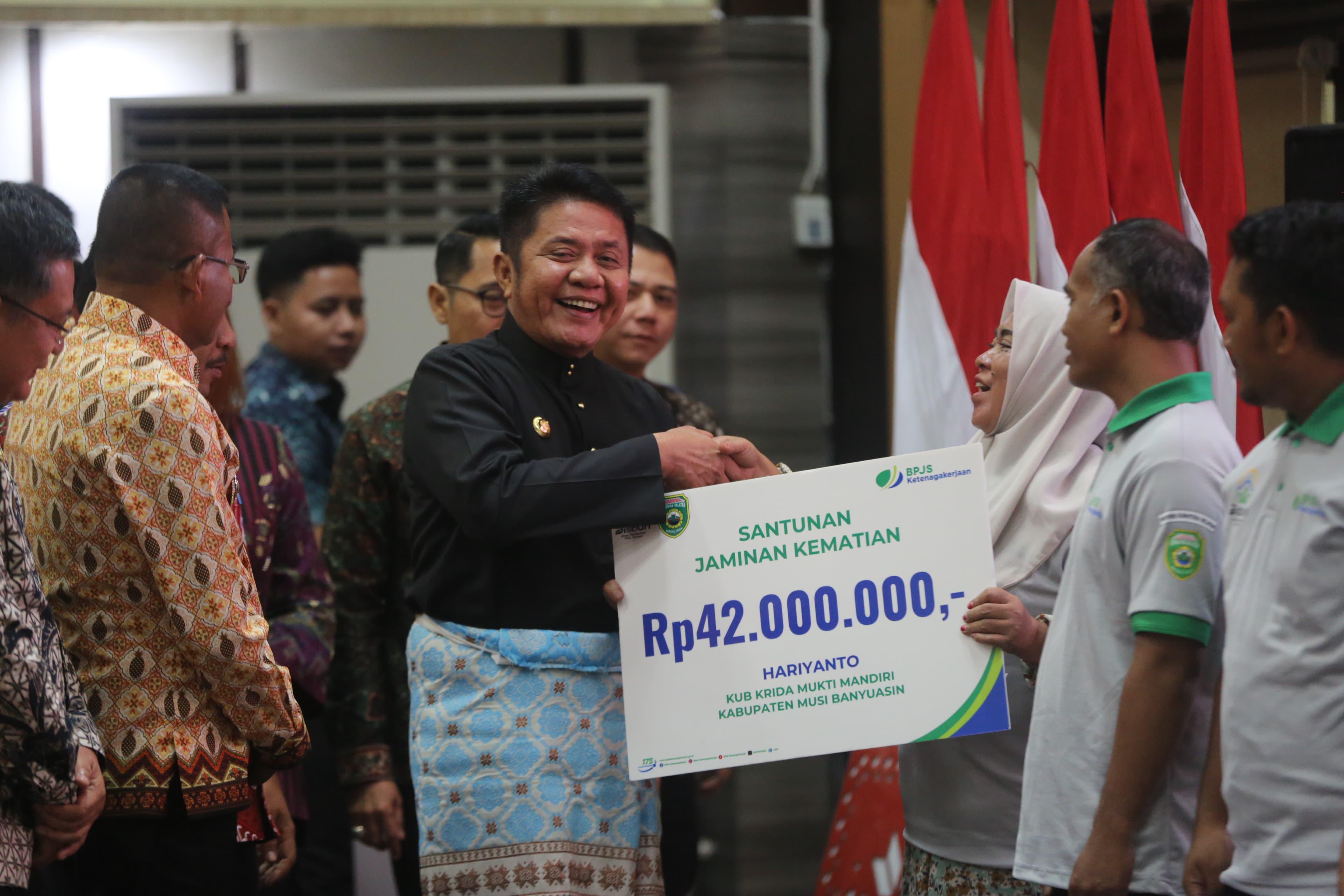 Gubernur Herman Deru Serahkan Santunan Jaminan Kematian kepada Petani Sawit di Sumsel