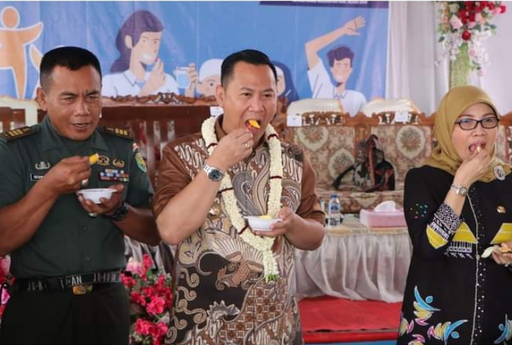 Buka Gerakan Aksi Bergizi, Pj Bupati Muara Enim Makan Buah dan Sayur Bersama Pelajar