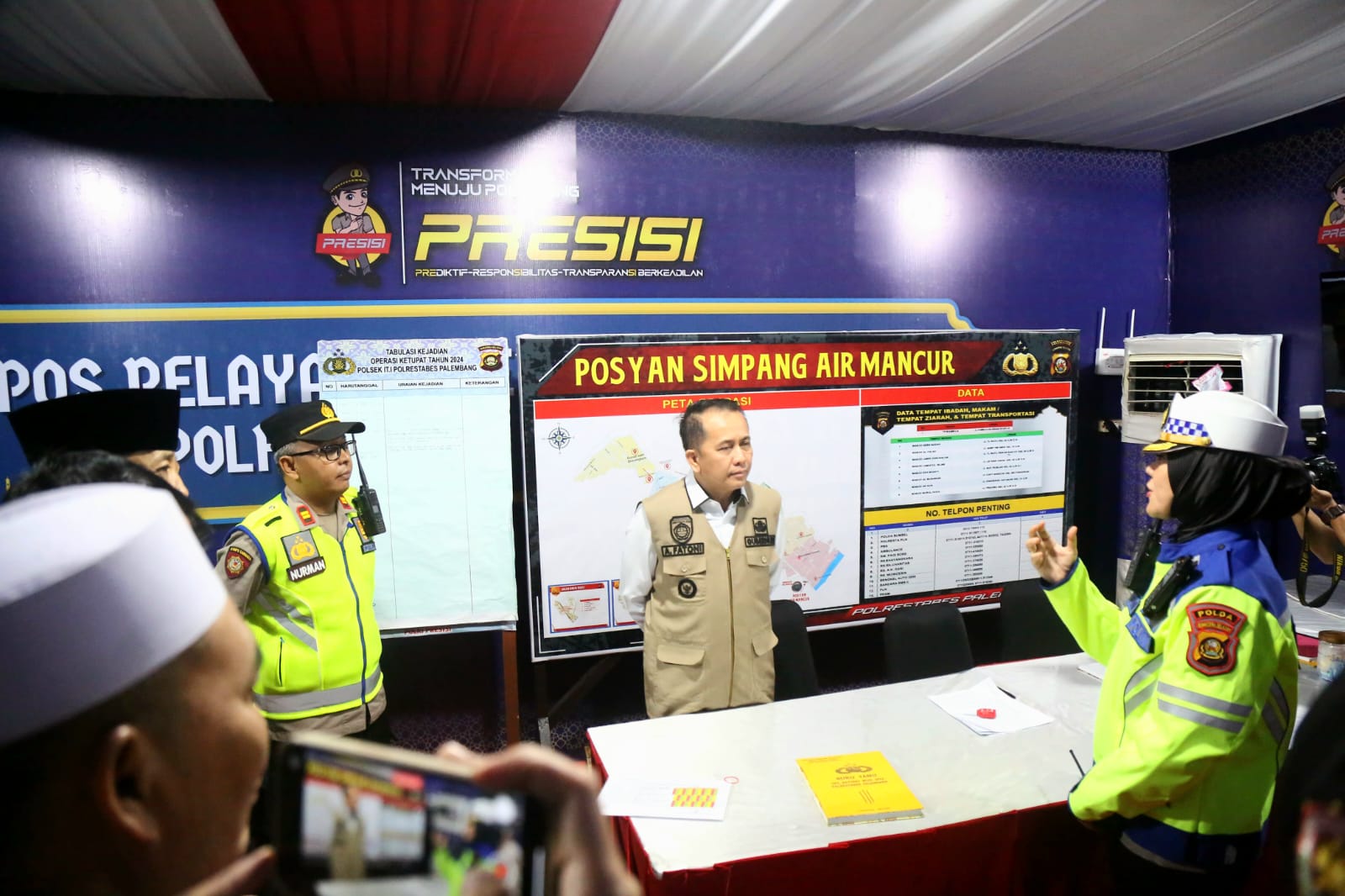 Pj Gubernur Sumsel Agus Fatoni Keliling Tinjau Pos Pelayanan Lebaran dan Beri Bantuan Sembako