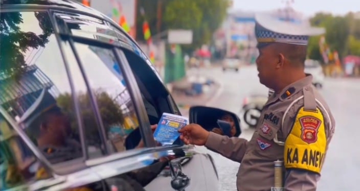 Operasi Zebra Musi 2025 di Muara Enim: Tak Hanya Menindak, Polisi juga Bagikan Brosur Edukatif