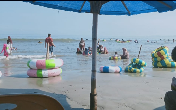 Objek Wisata Pantai Panjang Bengkulu Penuh Sesak Dikunjungi Wisatawan