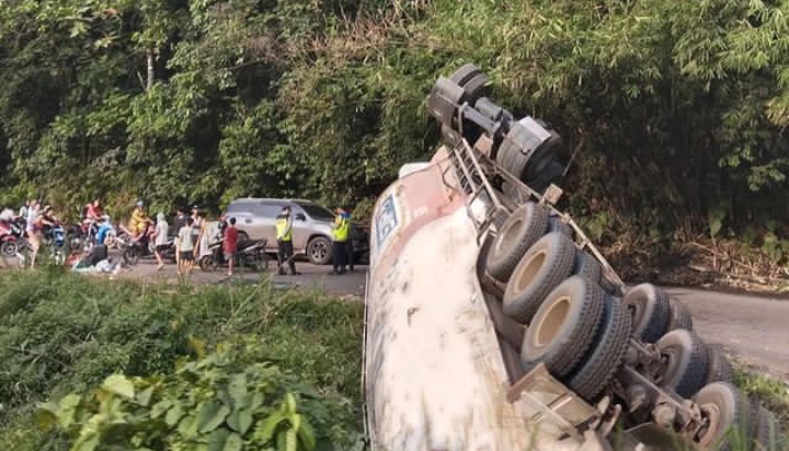 Kecelakaan Tunggal Mobil Tronton di Muara Enim Ini Sebabkan Kemacetan Panjang