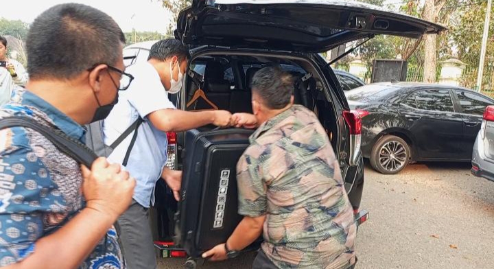 KPK Geledah ULP dan Dinas PUPR Muara Enim, Penyidik Bawa 3 Koper dan Tas