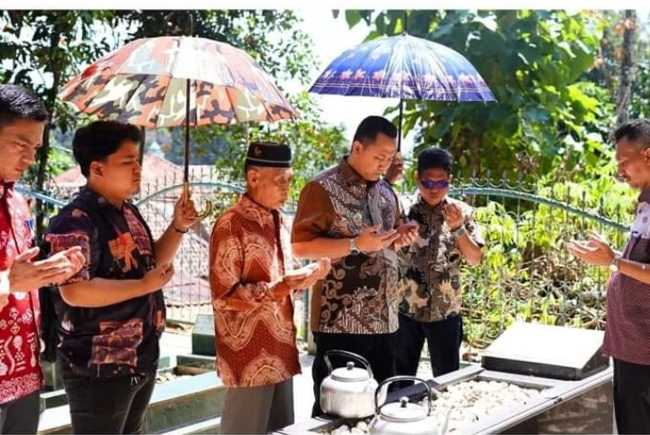 Ziarah ke Makam Kalamudin Djinab, Pj Bupati Muara Enim Kagumi Sosok Almarhum Ayah Mertua