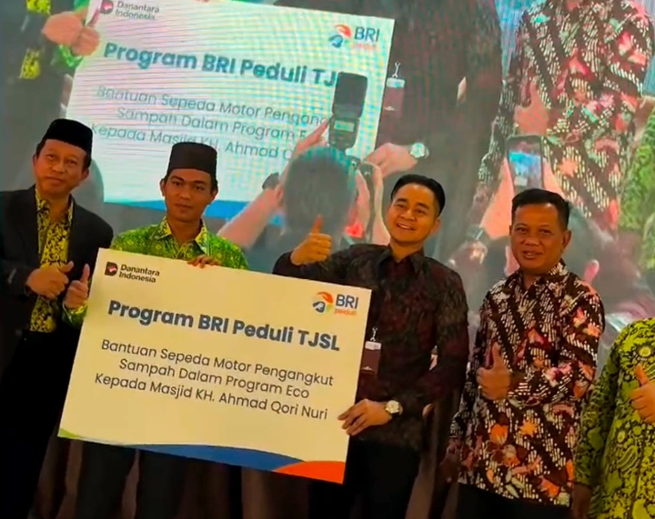 BRI Serahkan Bantuan Kepada Masjid KH Ahmad Qori Nuri