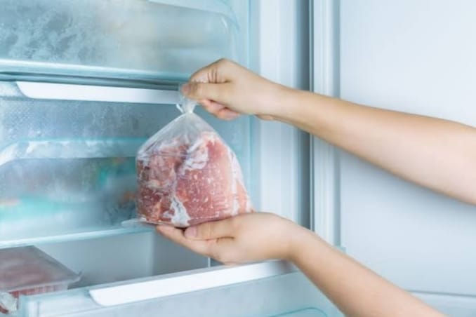 Ibu-Ibu Wajib Tahu Nih, Cara Menyimpan Daging di Kulkas dengan Benar Agar Awet dan Selalu Segar, Ini Tipsnya