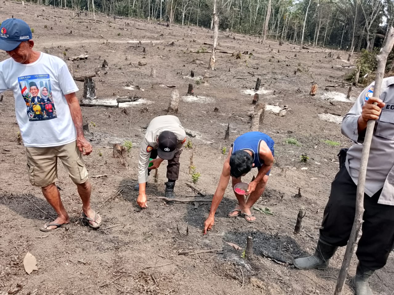 Kompak, Pemerintah Desa Bersama Warga dan Polisi Tanam Jagung di Desa Padang Bindu