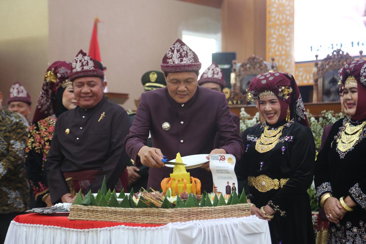 Bupati Edison dan Wabup Sumarni Hadiri Rapat Paripurna Istimewa Peringati Hari Jadi Kabupaten Muara Enim ke-79