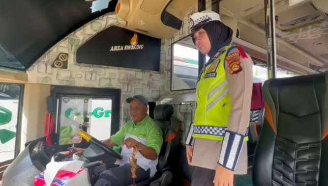 Anggota Satlantas Polres Muara Enim Ingatkan Sopir Bus Utamakan Keselamatan