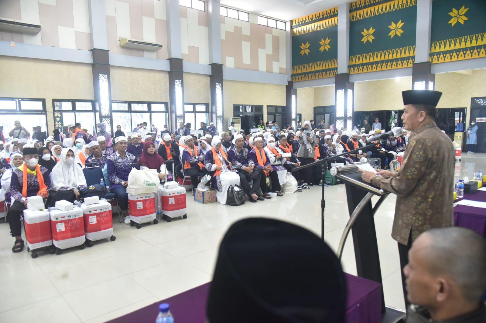 Pj Gubernur Sumsel Sambut Kepulangan 450 Jamaah Haji Kloter I Embarkasi Palembang