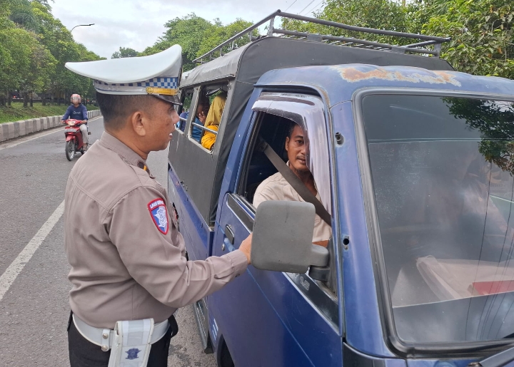 Anggota Satlantas Polres Muara Enim Ingatkan Sopir Angdes Utamakan Keselamatan Penumpang