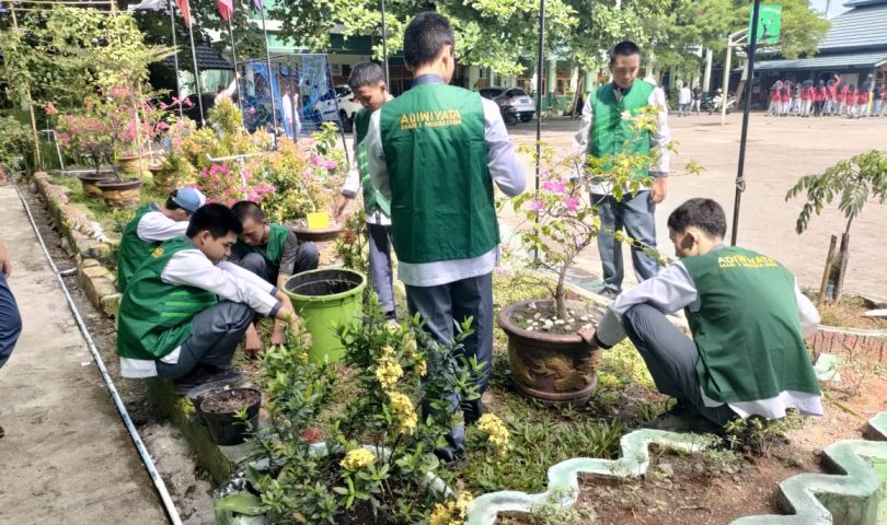 MAN 1 Muara Enim Lestarikan Lingkungan Lewat Pemupukan Tanaman
