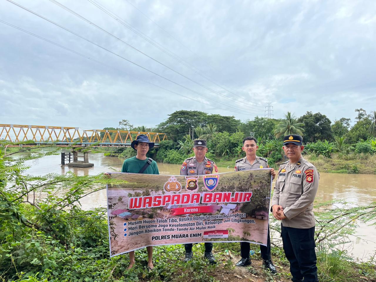 Mitigasi Bencana, Anggota Polres Muara Enim Pasang Imbauan Waspada Banjir