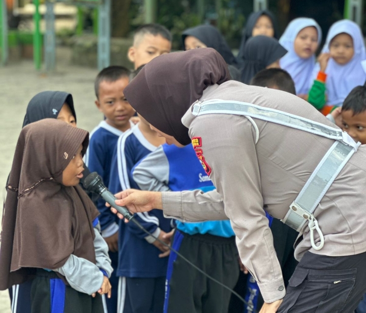 Polisi Sahabat Anak Beri Pemahaman Rambu Lalu Lintas di SD Negeri 8 Muara Enim