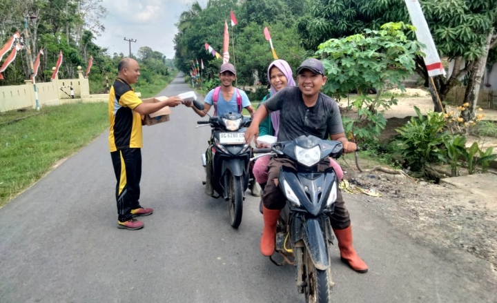 Jumat Berkah, Polsek Rambang Bagikan Nasi Kotak
