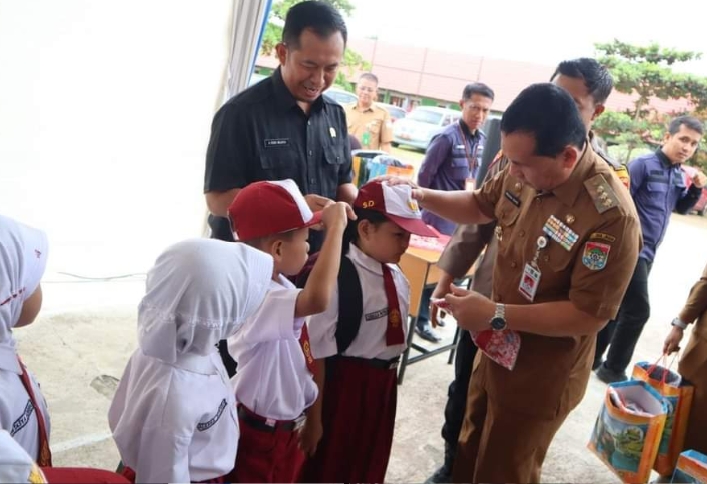 Walikota Lubuklinggau Sumatera Selatan Salurkan Seragam Sekolah Gratis ke Ribuan Pelajar
