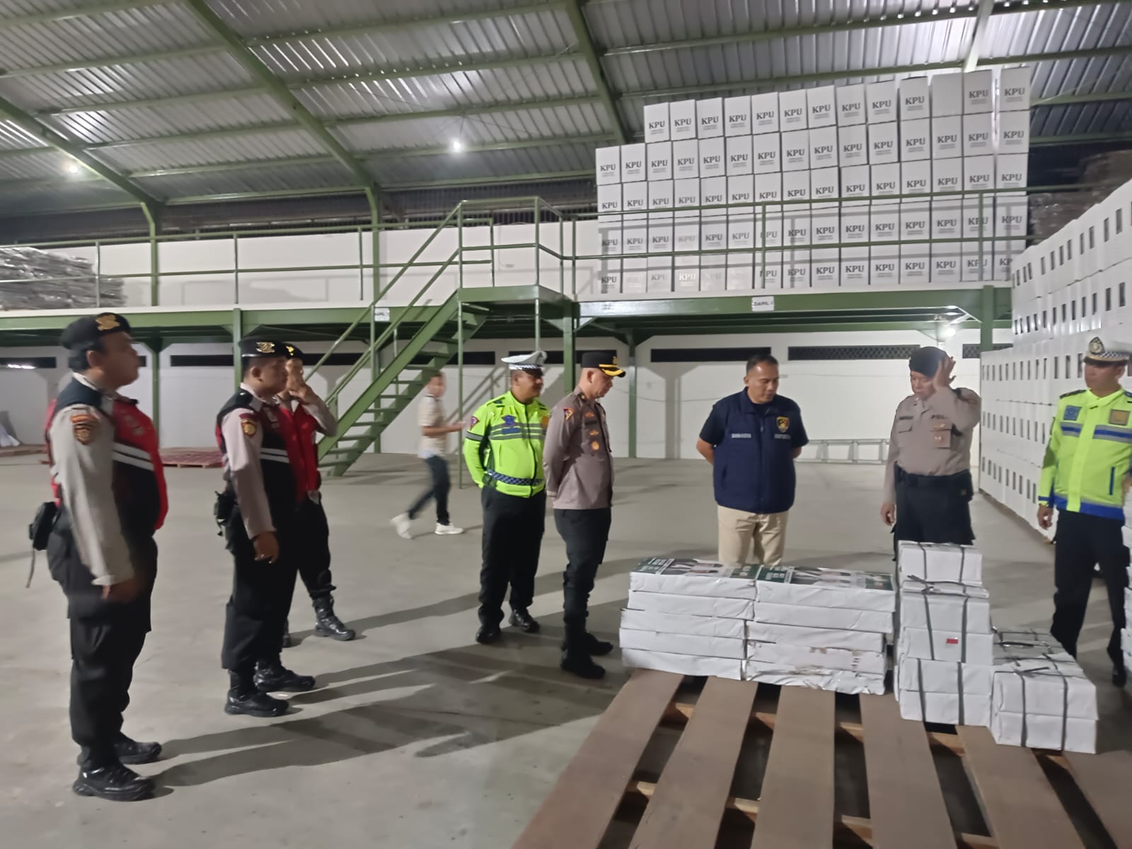 Pilkada Serentak 2024, Kabag Ops Polres Muara Enim Periksa Pengamanan Gudang Logistik KPU