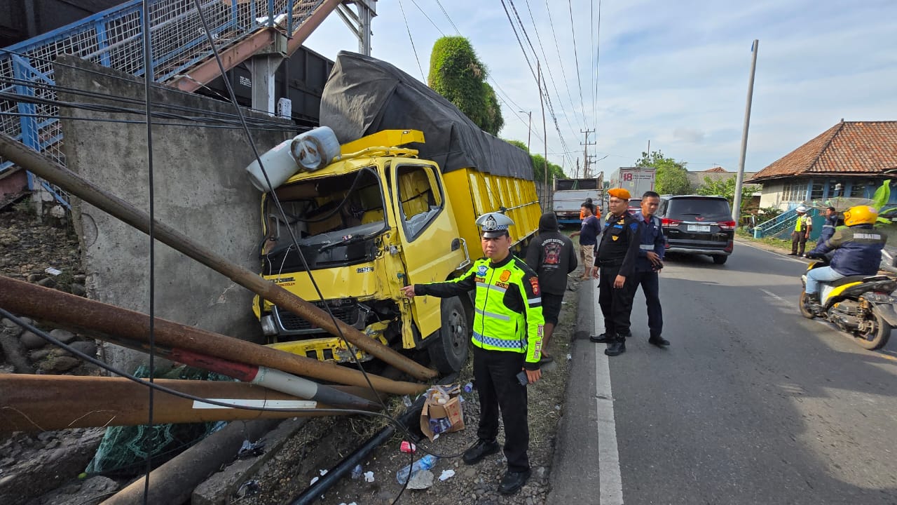 Sopir Mengantuk, Truk Tabrak Pagar dan Tiang Listrik di Muara Enim