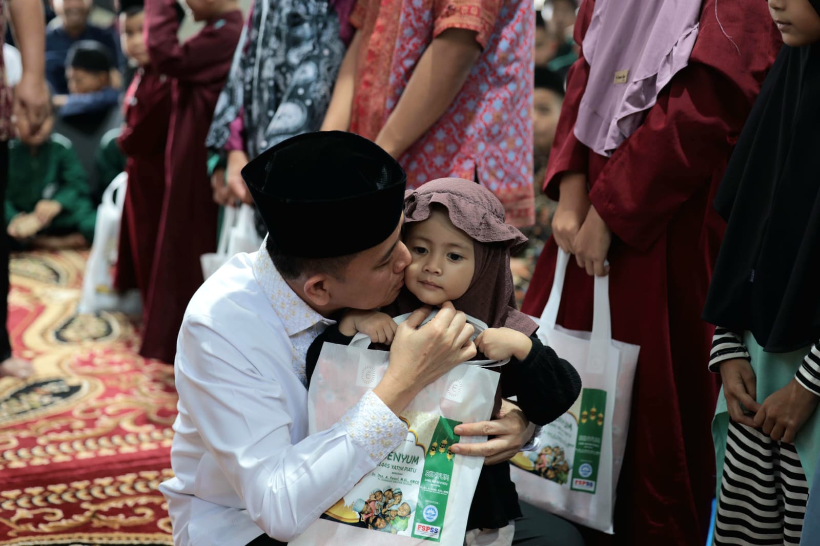 Berbagi Kebahagian Jelang Lebaran, Pj Gubernur Sumsel Santuni Ribuan Anak Yatim Piatu