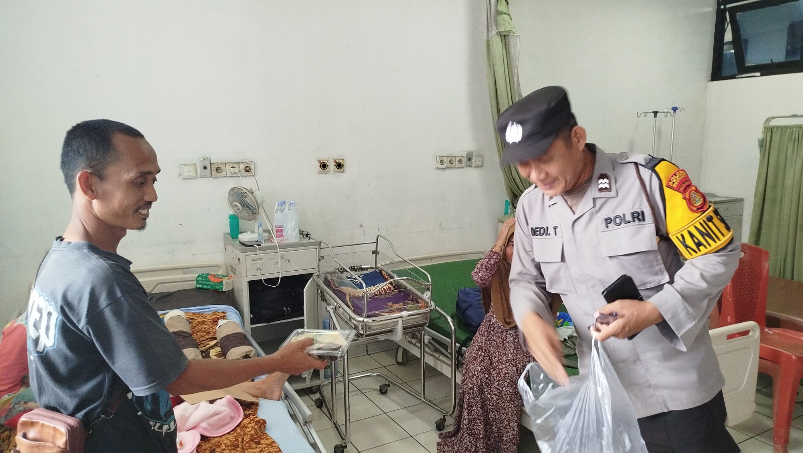 Polres Muara Enim Berbagi Takjil untuk Keluarga Pasien di RSUD Rabain