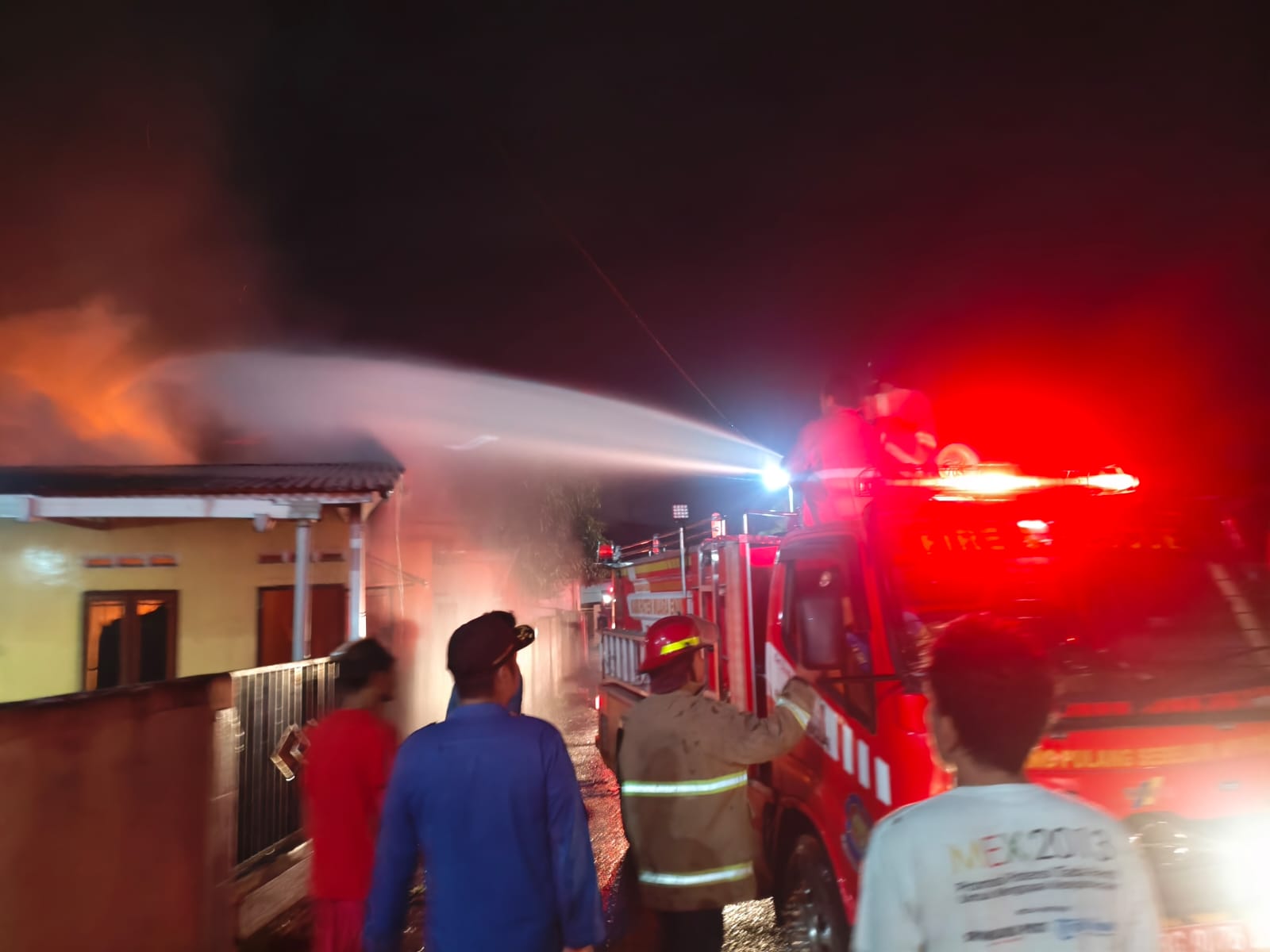 Rumah di Kawasan Padat Penduduk di Muara Enim Terbakar