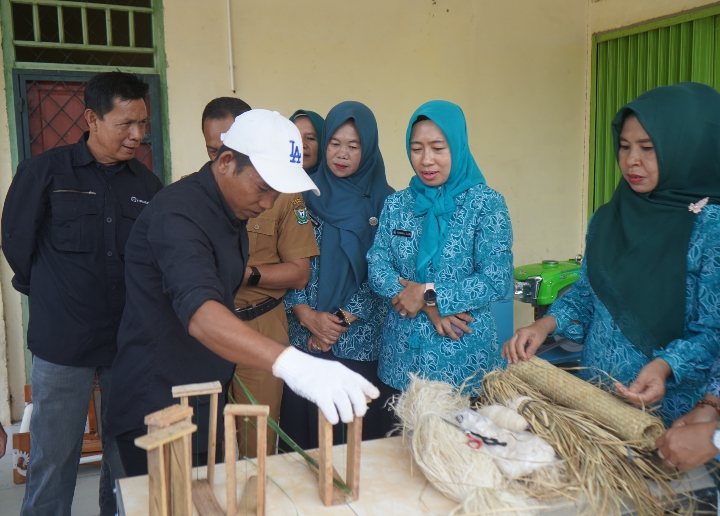 Balitbangda Muara Enim Diseminasi Pemanfaatan Limbah Daun Nanas di Kelekar