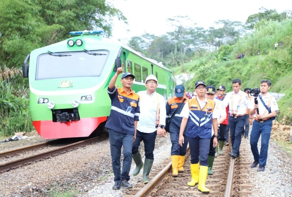 Larangan Ngabuburit di Jalur Kereta, Nekad ? Ini Dendanya  