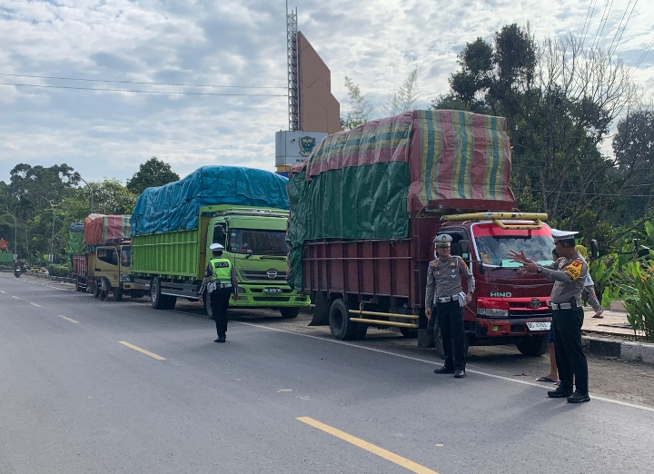 Satlantas Polres Muara Enim Tindak Tegas 9 Truk dengan Barang Bawaan Melebihi Kapasitas