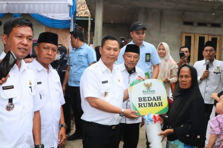 Pj Bupati Muara Enim Serahkan Kunci Bedah Rumah Warga Desa Alai