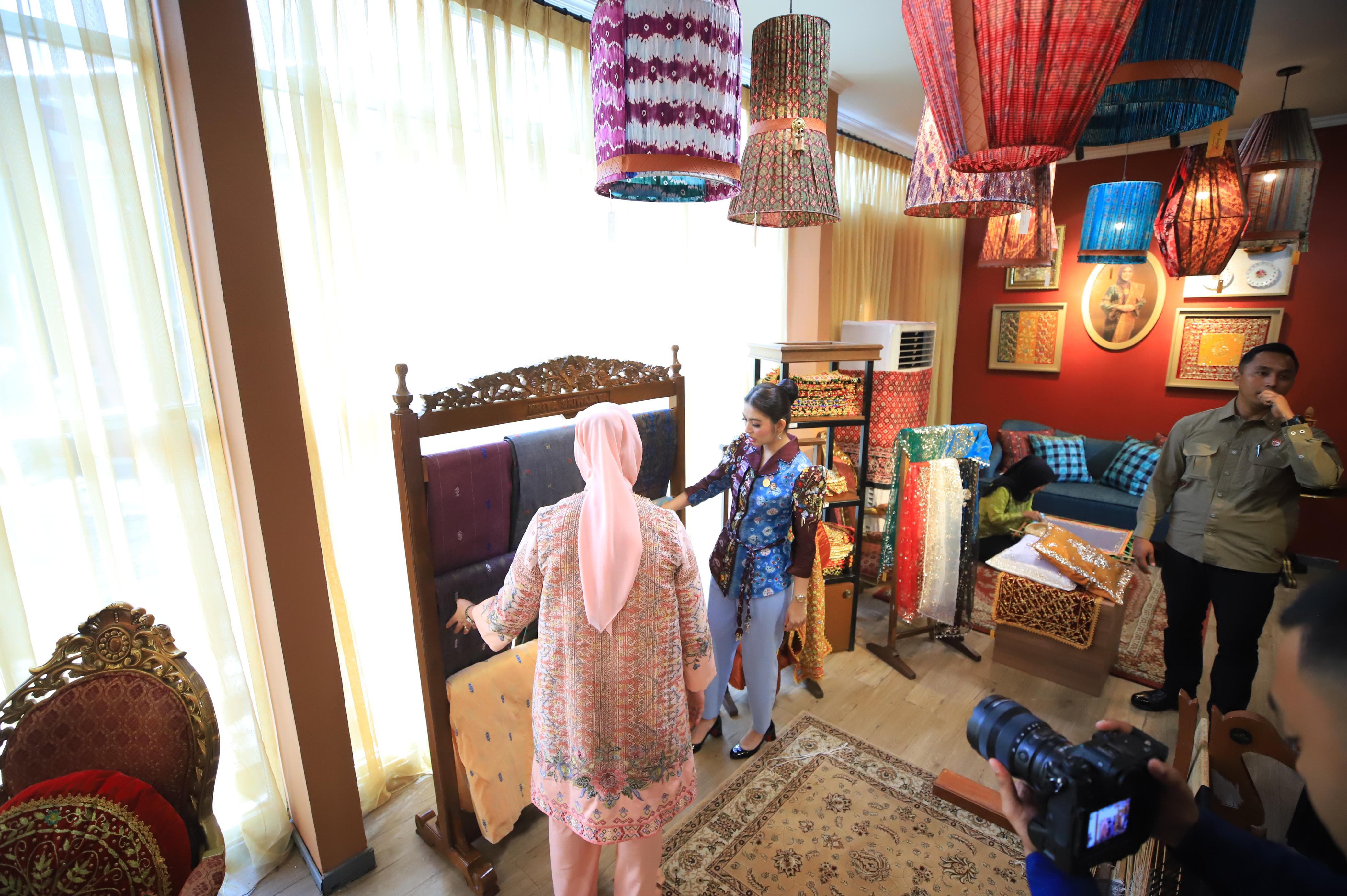 Jelang Swarna Songket Nusantara, Selvi Gibran Borong Produk Kriya Sumsel