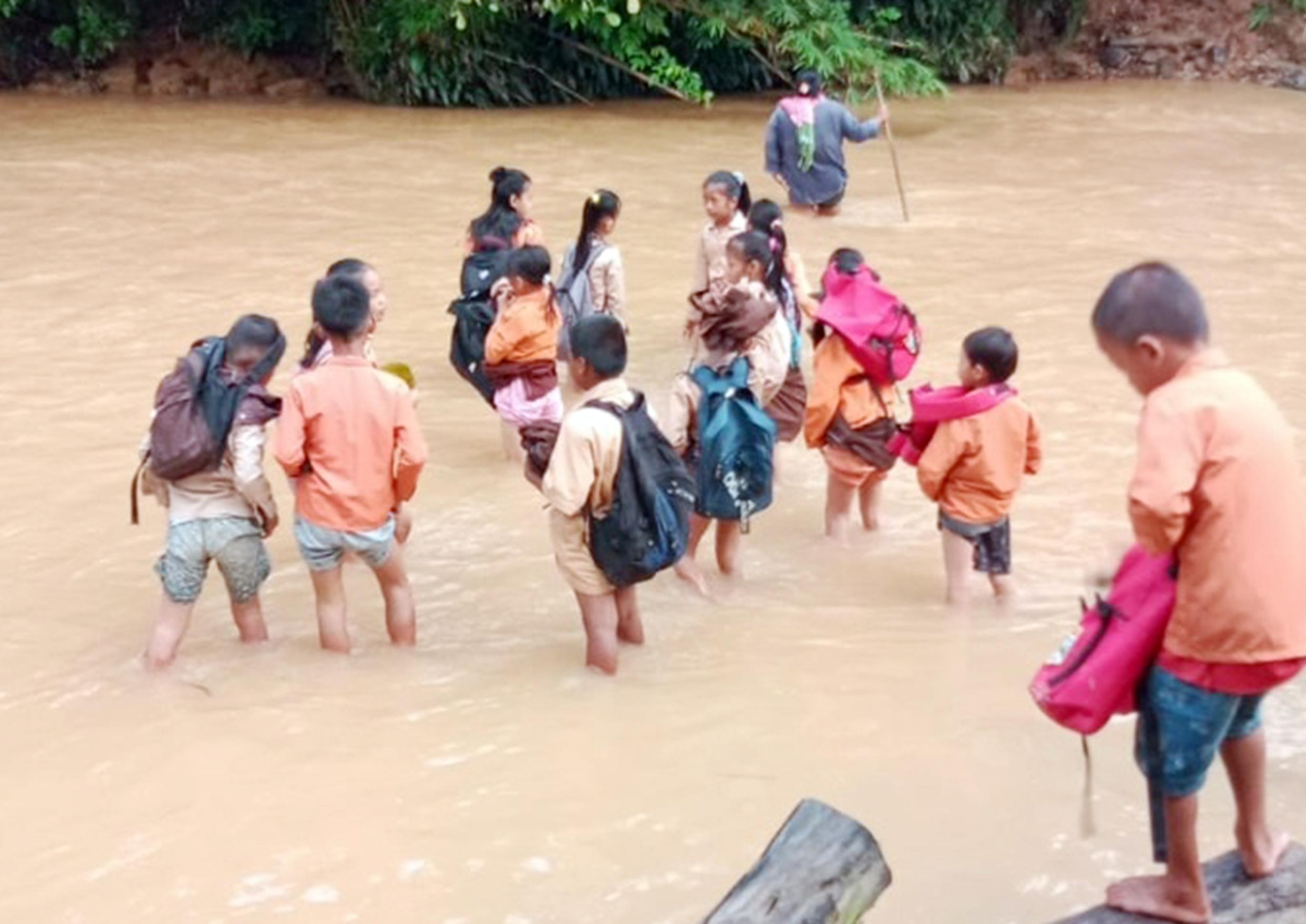 Demi Tempuh Pendidikan, Pelajar di Muratara Ini Tiap Hari Nekat Menyeberang Sungai untuk Sekolah
