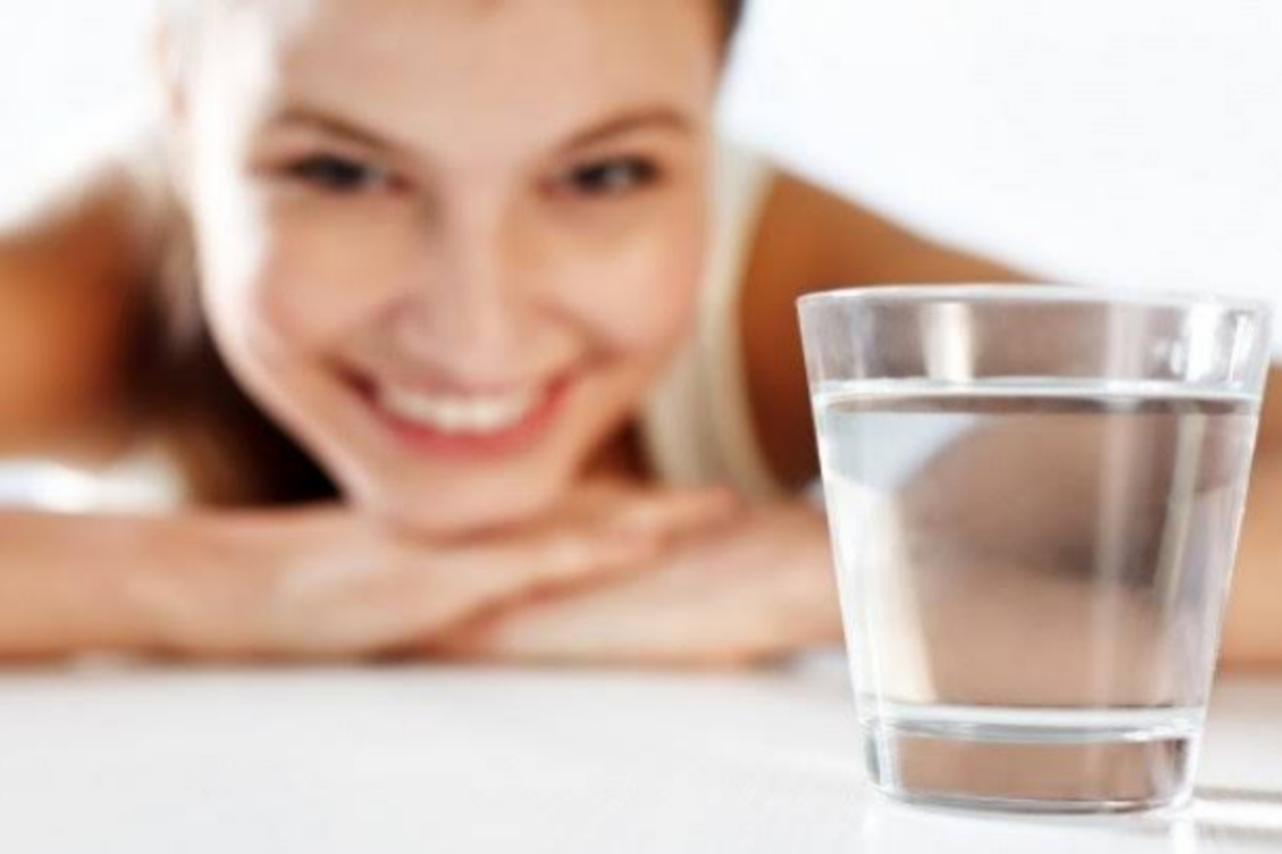 Benarkah Minum Air Putih Secara Rutin Bisa Membuat Wajah Glowing? Ini adalah Penjelasan Para Ahli
