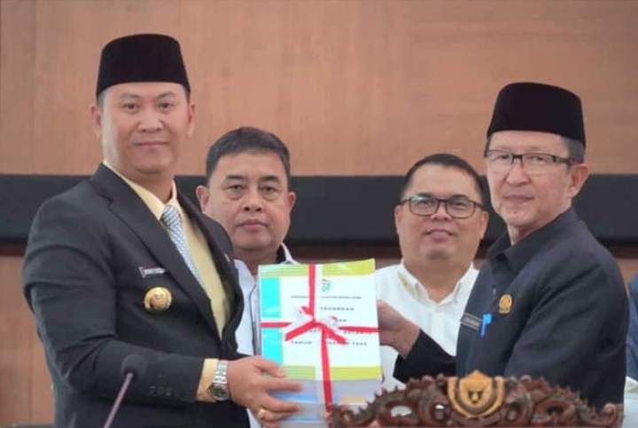 Pj Bupati Muara Enim Sampaikan Jawaban Pandum Fraksi DPRD Terhadap Raperda Perubahan APBD