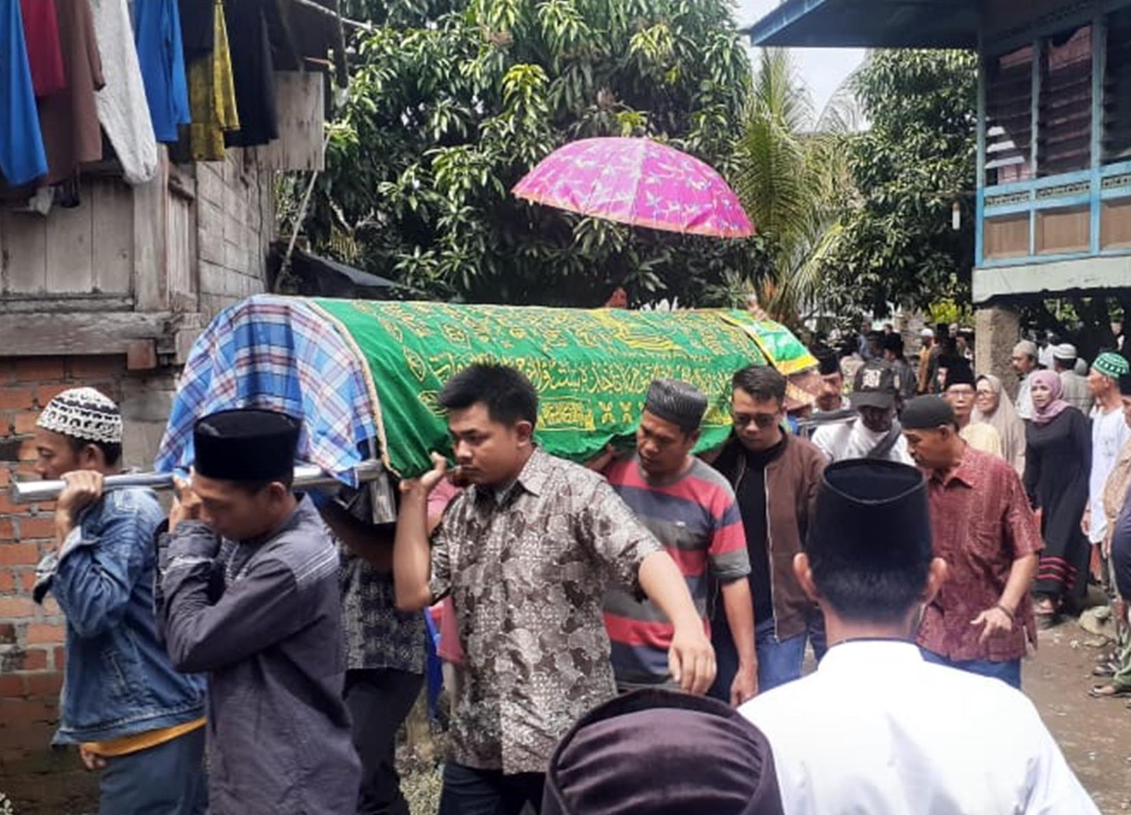 Ribuan Pelayat Antarkan Jenazah Kepala Desa Ujan Mas Lama ke Peristirahan Terakhir