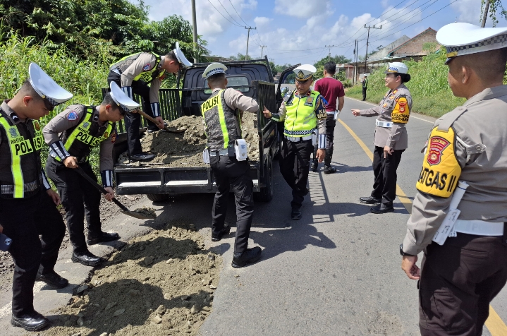 Satlantas Polres Muara Enim Gelar Operasi Keselamatan Musi 2025 dengan Perbaikan Jalan Berlubang