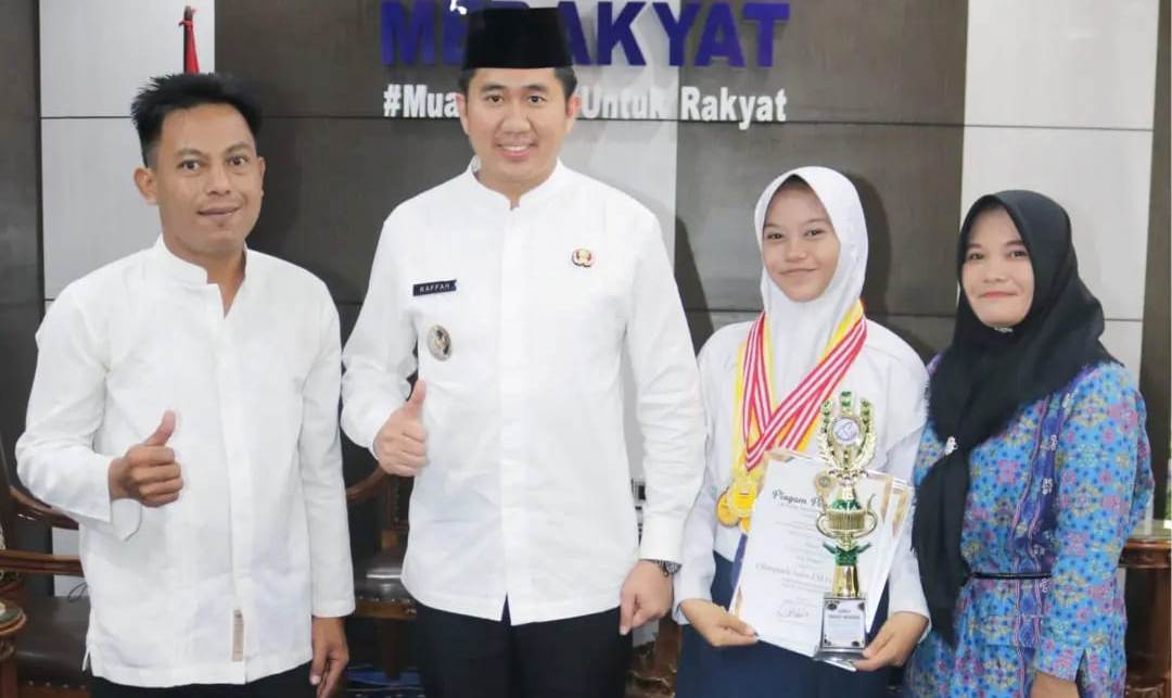 Salah Satu Siswi SMP Negeri 1 Muara Enim Mendapatkan Apresiasi dari Plt Bupati Muara Enim, Ini Alasannya