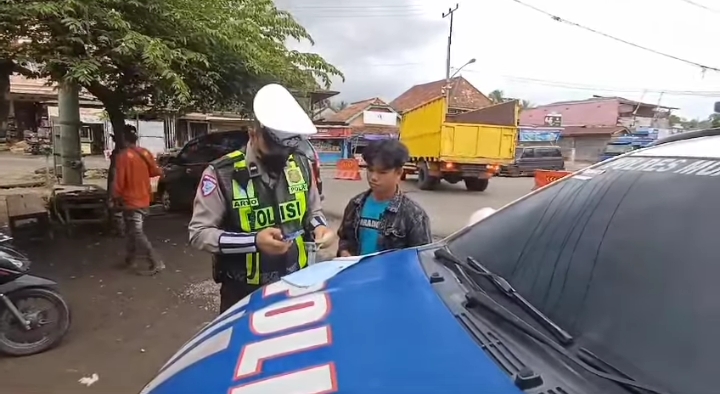 Serobot Antrean Panjang di Perlintasan Kereta Api, Satlantas Polres Muara Enim Tilang 5 Sopir Mobil