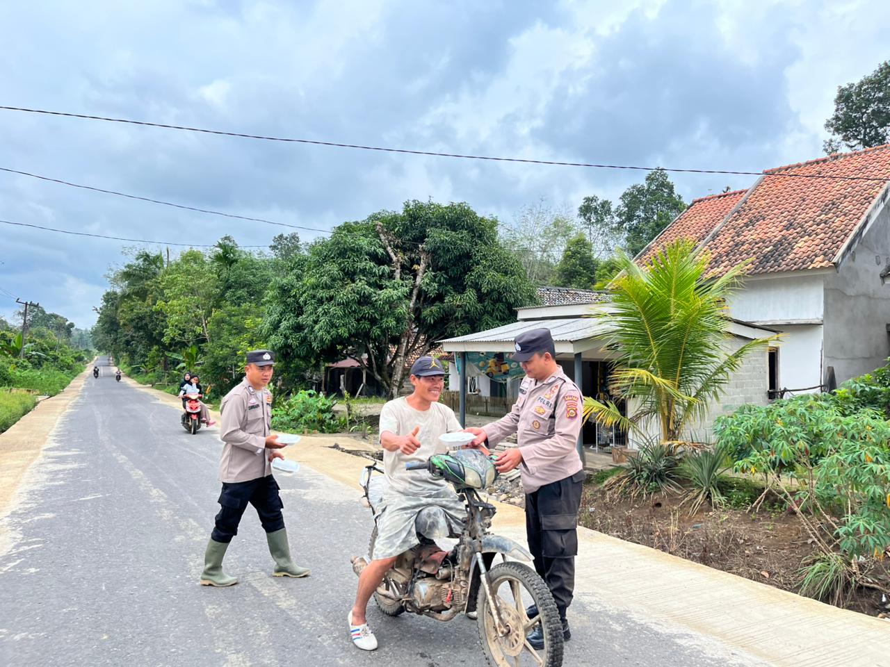 Ruach Rambang Lagi, Polsek Rambang Adakan Jumat Berkah dengan Membagikan Nasi Kotak