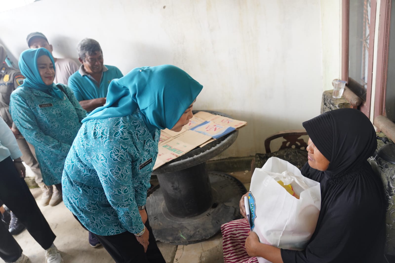 Bagikan Sembako, Feby Deru Berbagi Kebahagiaan