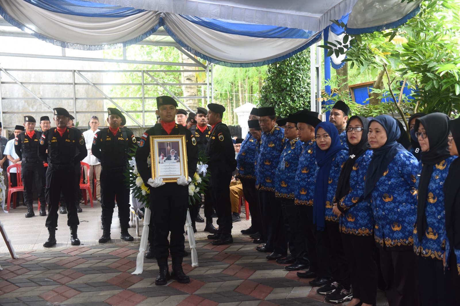 Sekda Edward Candra Lepas Pemakaman Ekowati Retnaningsih, Birokrat Teladan Pemprov Sumsel