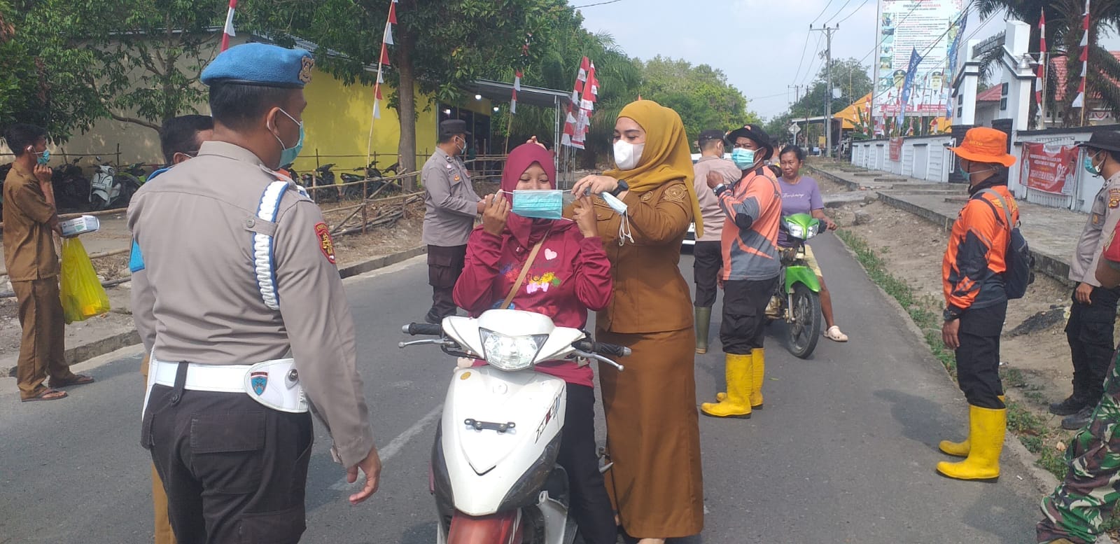 Tingkatkan Kesadaran Kesehatan, Polsek Sungai Rotan Bagikan Masker untuk Pelajar dan Pengendara