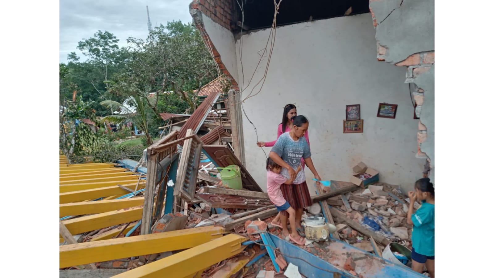 Pemilik Rumah Terdampak Girder Fly Over Bantaian Ambruk Minta Ganti Rugi, “Saya Pikir Kiamat”