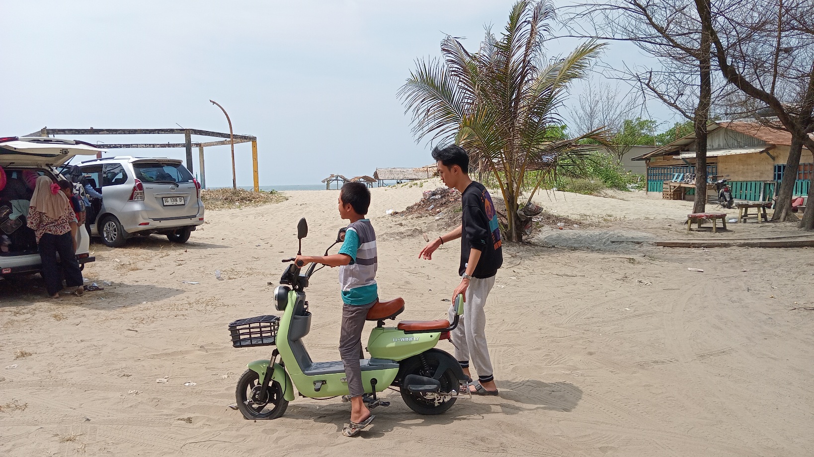 Asyiknya Keliling Pantai Panjang Bengkulu Pakai Sepeda Listrik Sewaan Rp15 Ribu