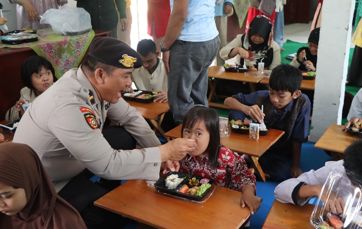 Polres Muara Enim Gelar Pembagian Makanan Bergizi untuk Siswa SLB