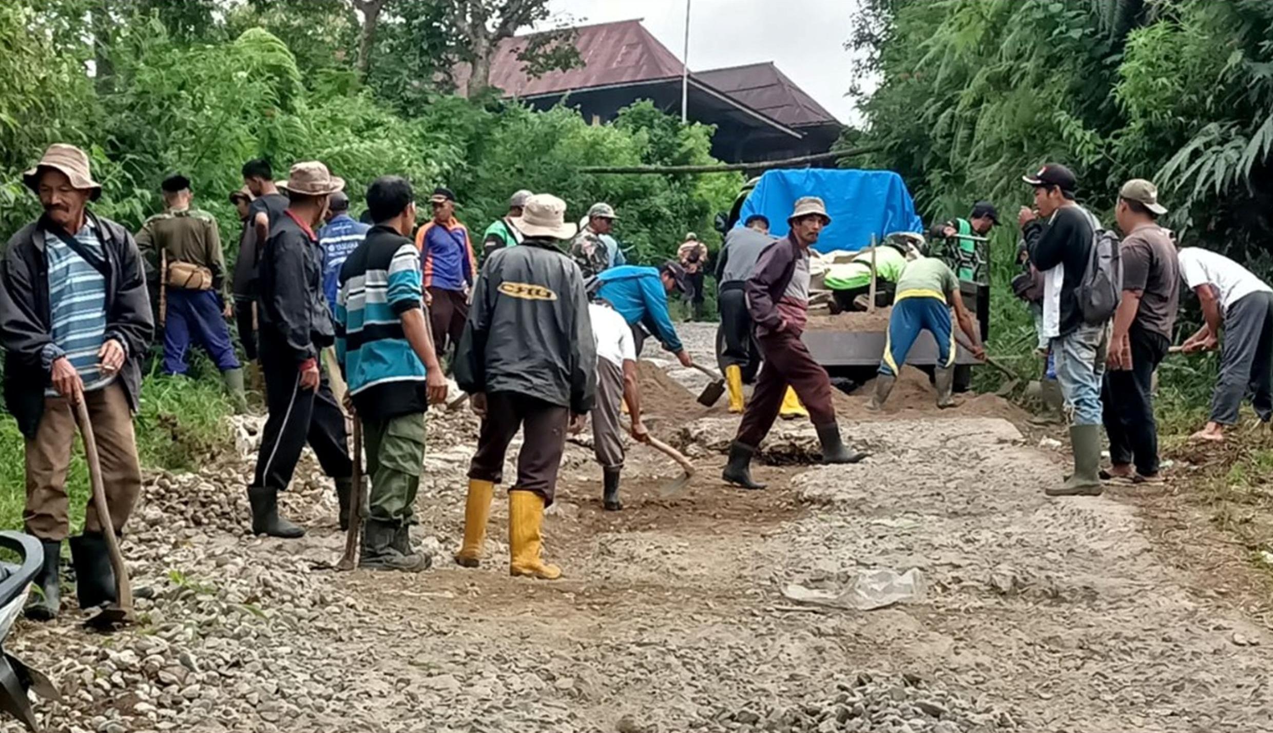 Kecewa, Puluhan Masyarakat di Kecamatan SDU Perbaiki Jalan Secara Swadaya