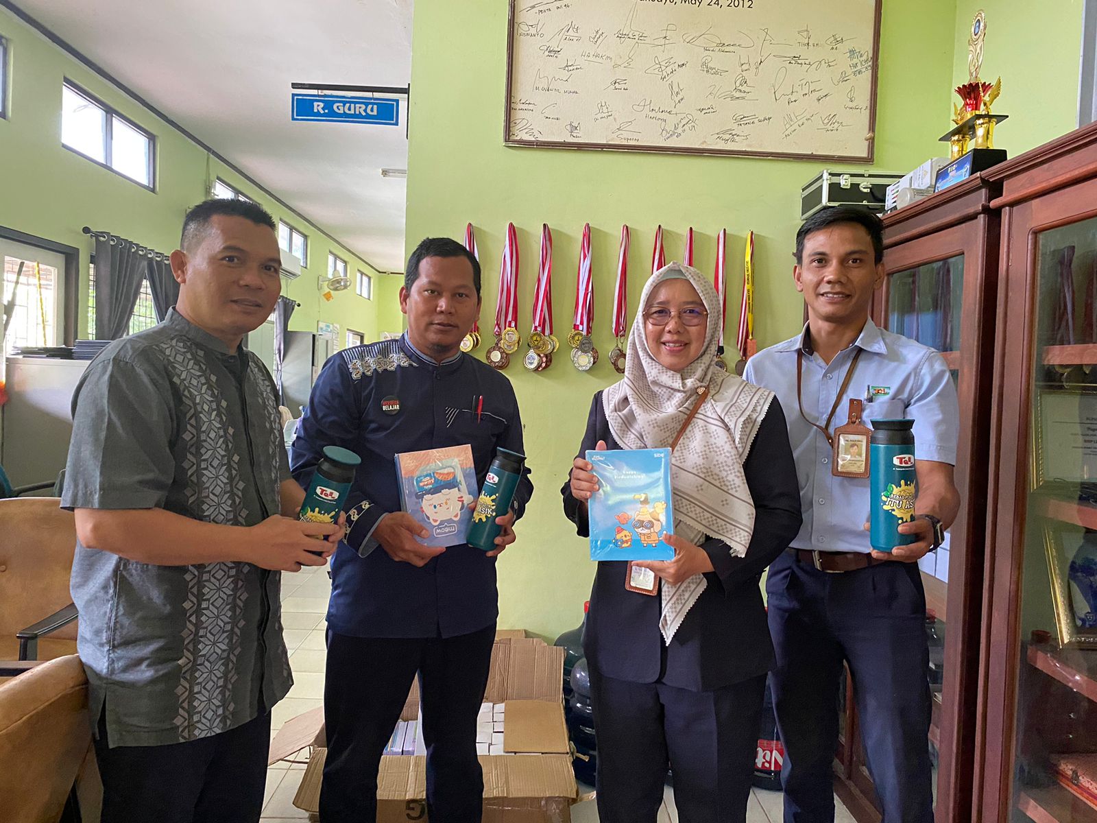 Ajak Siswa Kurangi Sampah Plastik, PT TeL DIstribusikan Botol Minum